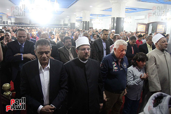 خالد الجندى يؤم أعضاء الزمالك فى صلاة المغرب بافتتاح المسجد (8)