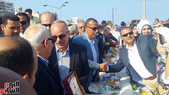 محافظ بورسعيد يفتتح مهرجان الساندويتش العملاق