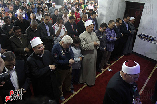 خالد الجندى يؤم أعضاء الزمالك فى صلاة المغرب بافتتاح المسجد (5)