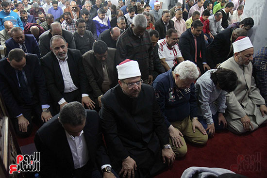 خالد الجندى يؤم أعضاء الزمالك فى صلاة المغرب بافتتاح المسجد (9)