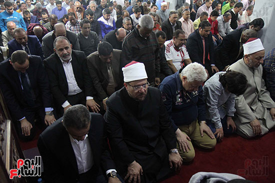 خالد الجندى يؤم أعضاء الزمالك فى صلاة المغرب بافتتاح المسجد (10)