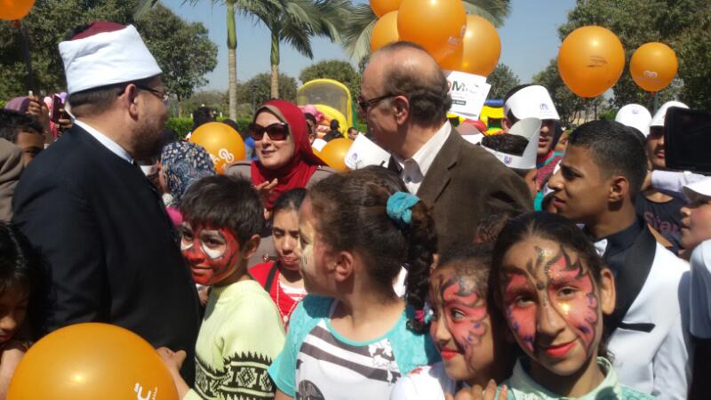 وزير الأوقاف ومحافظ القاهرة خلال احتفالية يوم اليتيم