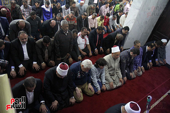 خالد الجندى يؤم أعضاء الزمالك فى صلاة المغرب بافتتاح المسجد (12)