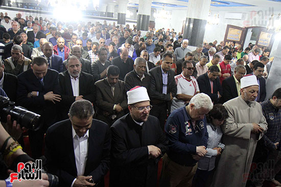 خالد الجندى يؤم أعضاء الزمالك فى صلاة المغرب بافتتاح المسجد (4)