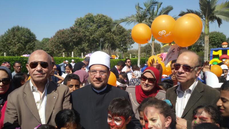 محافظ القاهرة ووزير الأوقاف خلال مشاركتهما حفل يوم اليتيم بحديقة الأزهر