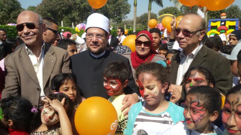 جانب من مشاركة وزير الأوقاف ومحافظ القاهرة حفل يوم اليتيم بحديقة الأزهر