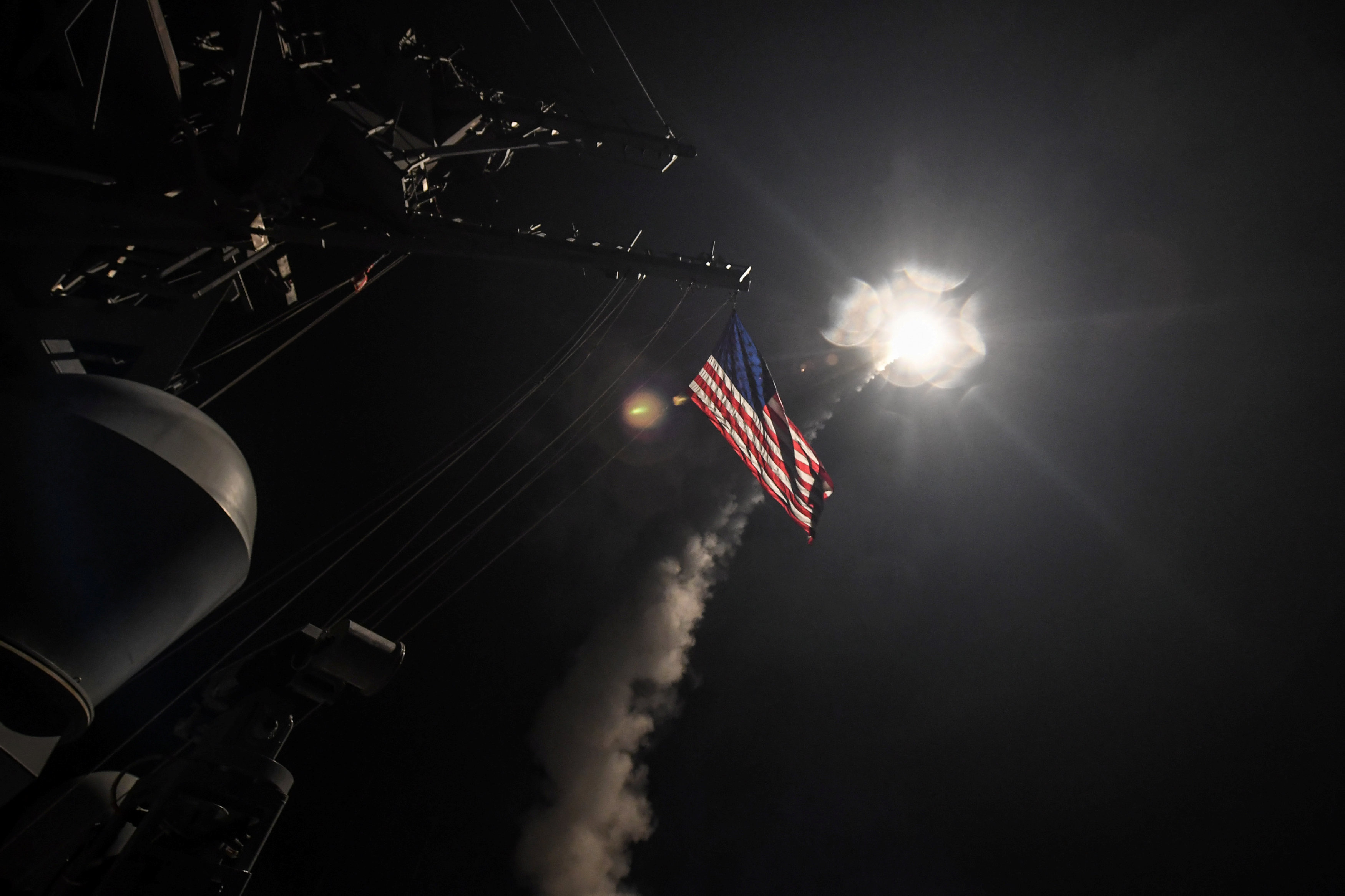 غارات أمريكية بـ 59 صاروخاً على قاعدة الشعيرات العسكرية بسوريا (5)