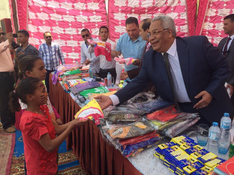 مساعد وزير الداخلية لمنطقة وسط الصعيد يسلم هدايا للاطفال