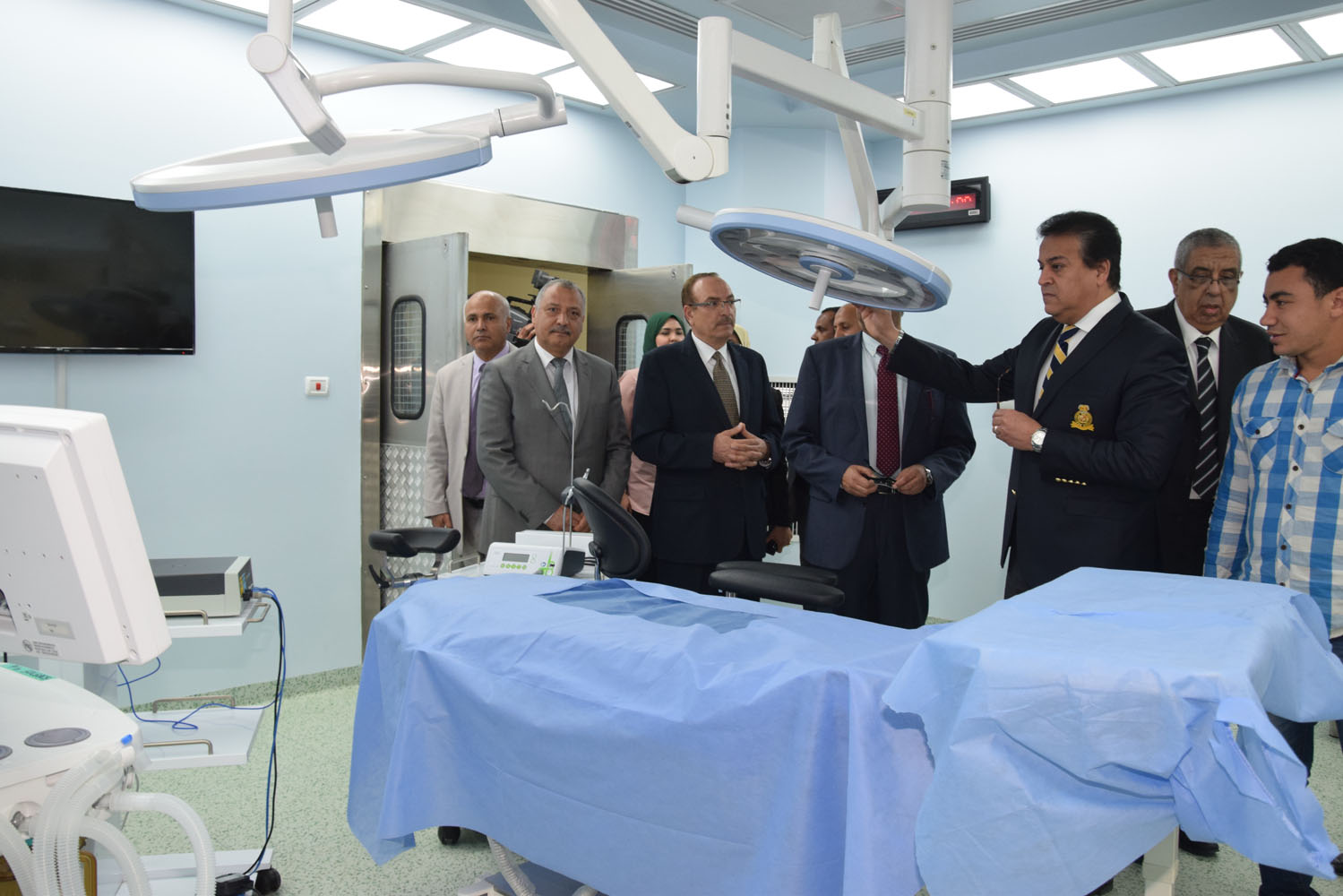 محافظ بني سويف ووزير التعليم العالي يفتتحان المستشفى التعليمي لطب وجراحة الفم  (4)