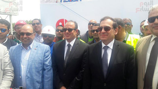  محافظ الإسكندرية ووزير البترول خلال الافتتاح