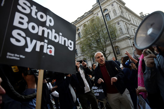 مظاهرات وسط لندن احتجاجا على الضربة الأمريكية فى سوريا