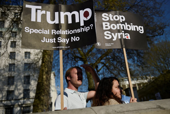 محتجون ضد سياسات ترامب بعد ضرب مطار فى سوريا