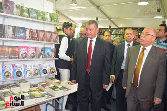 وزير الثقافة يتفقد معرض الكتاب بكفر الشيخ