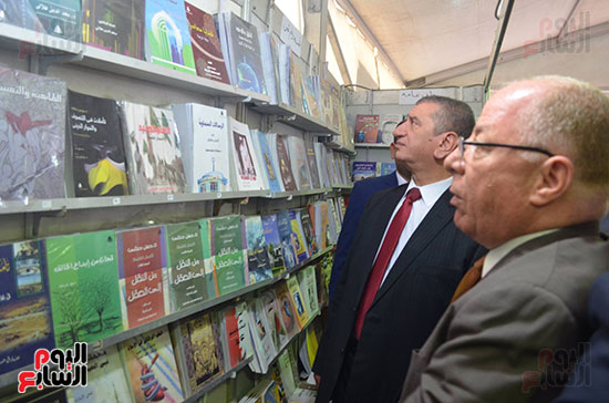 وزير الثقافة يتابع الكتب المعروضه بالمعرض