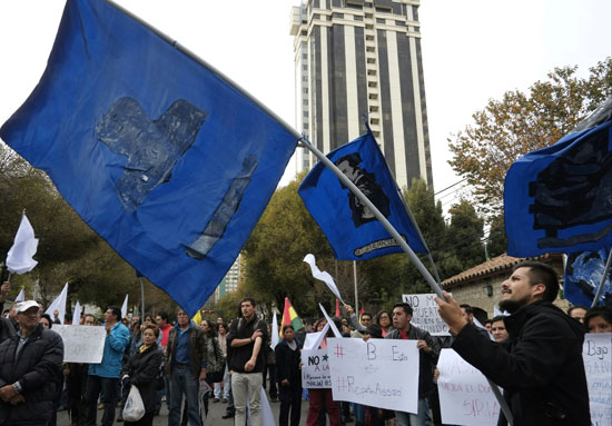 مظاهرات أمام السفارة الأمريكية فى لاباز ببوليفيا ضد الضربة العسكرية الأمريكية ضد سوريا