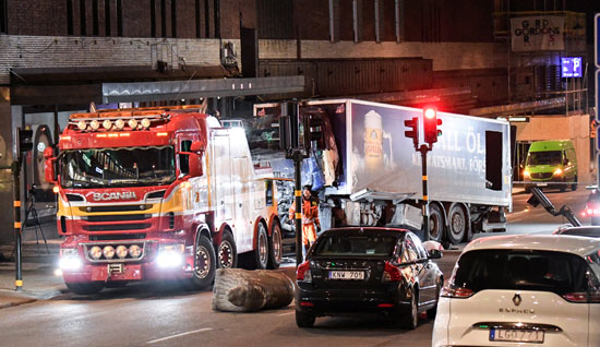 شاحنة تجر مقطورة استخدمت فى تنفيذ حادث ستوكهولم