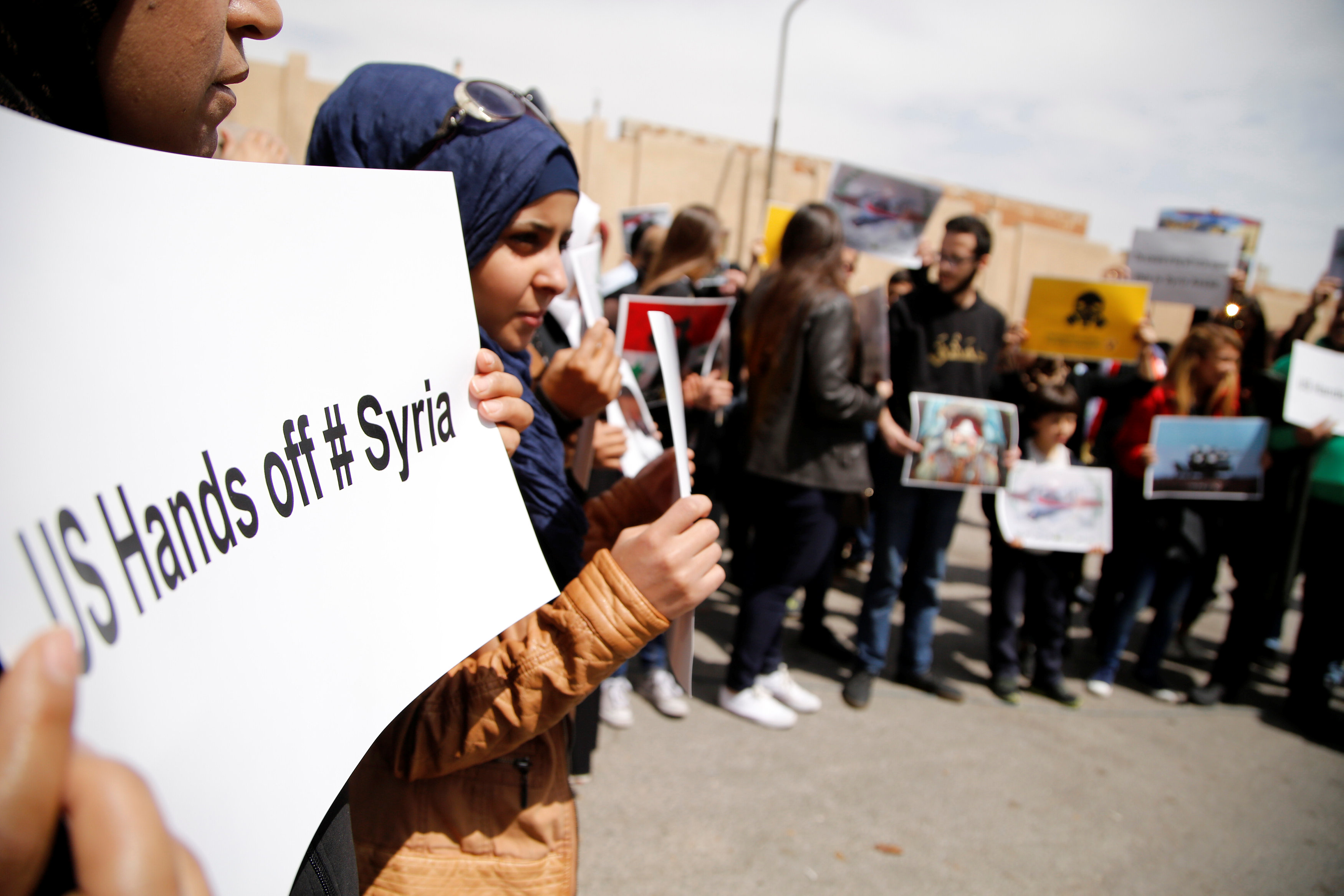 تجمع المواطنين لرفض القصف الصاروخى علي سوريا