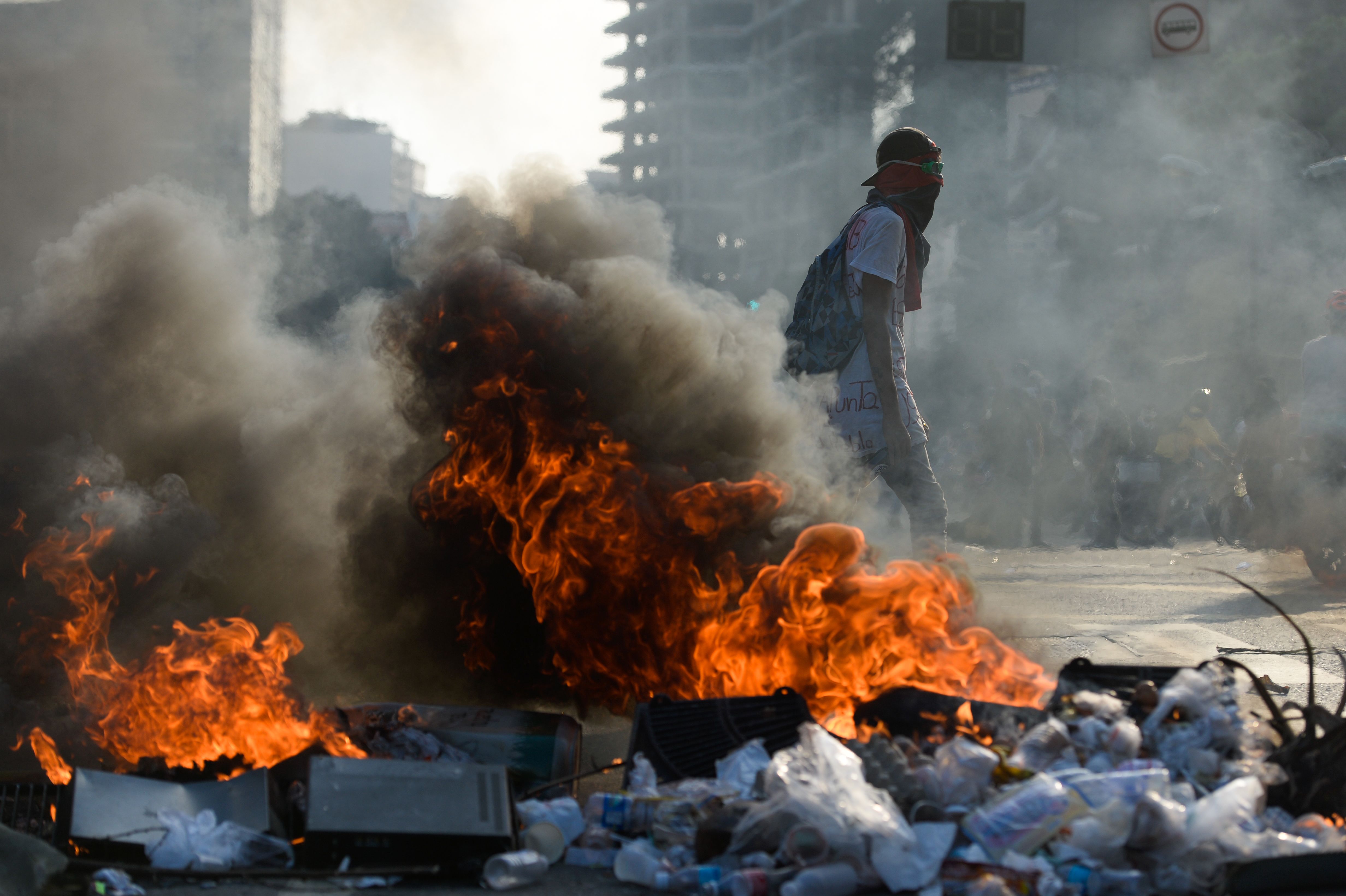 المحتجون يشعلون النيران فى القمامة لمنع قوات الامن من التوغل