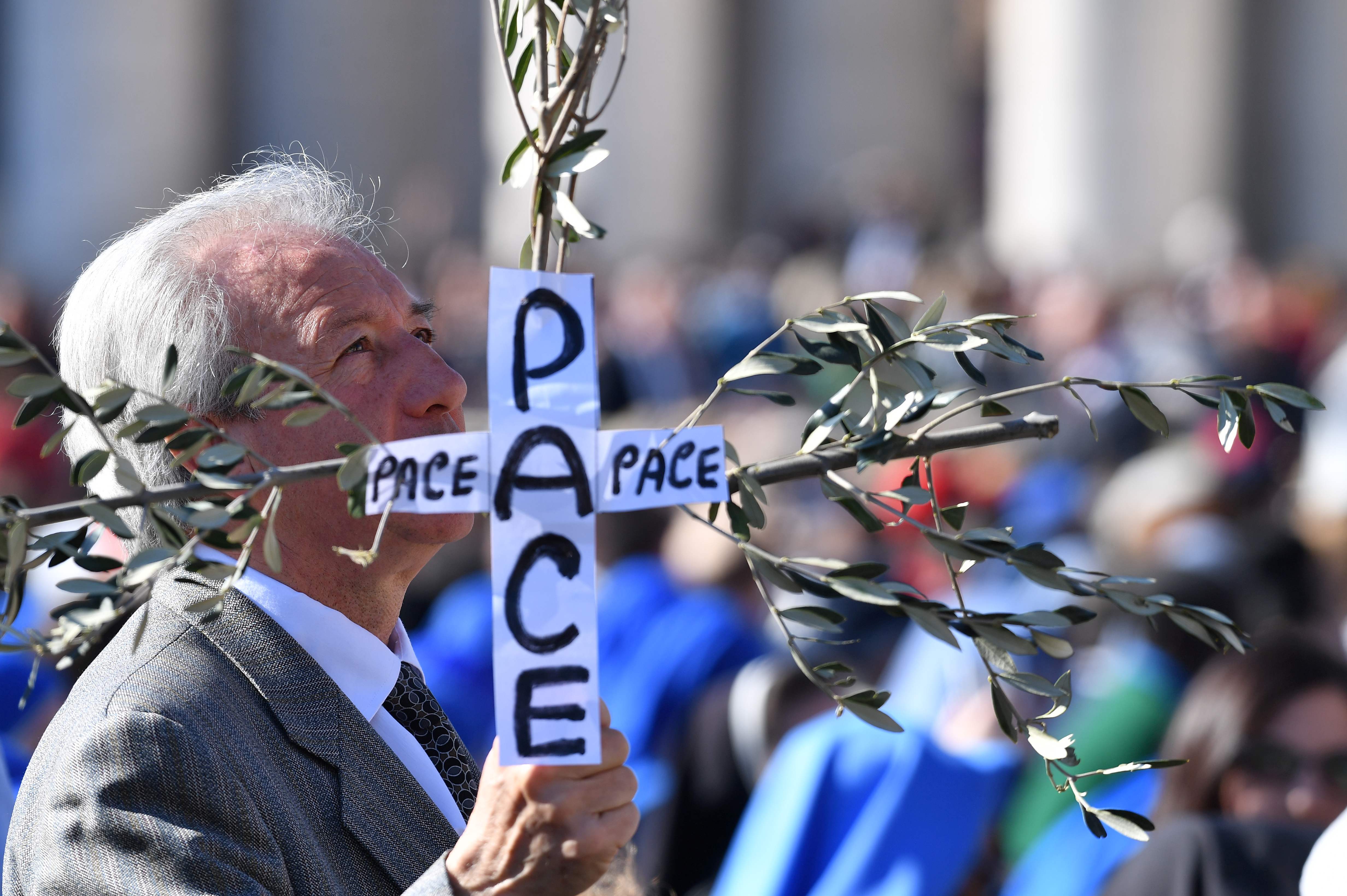 مواطن يحمل لافتات النخل تحمل عنوان السلام