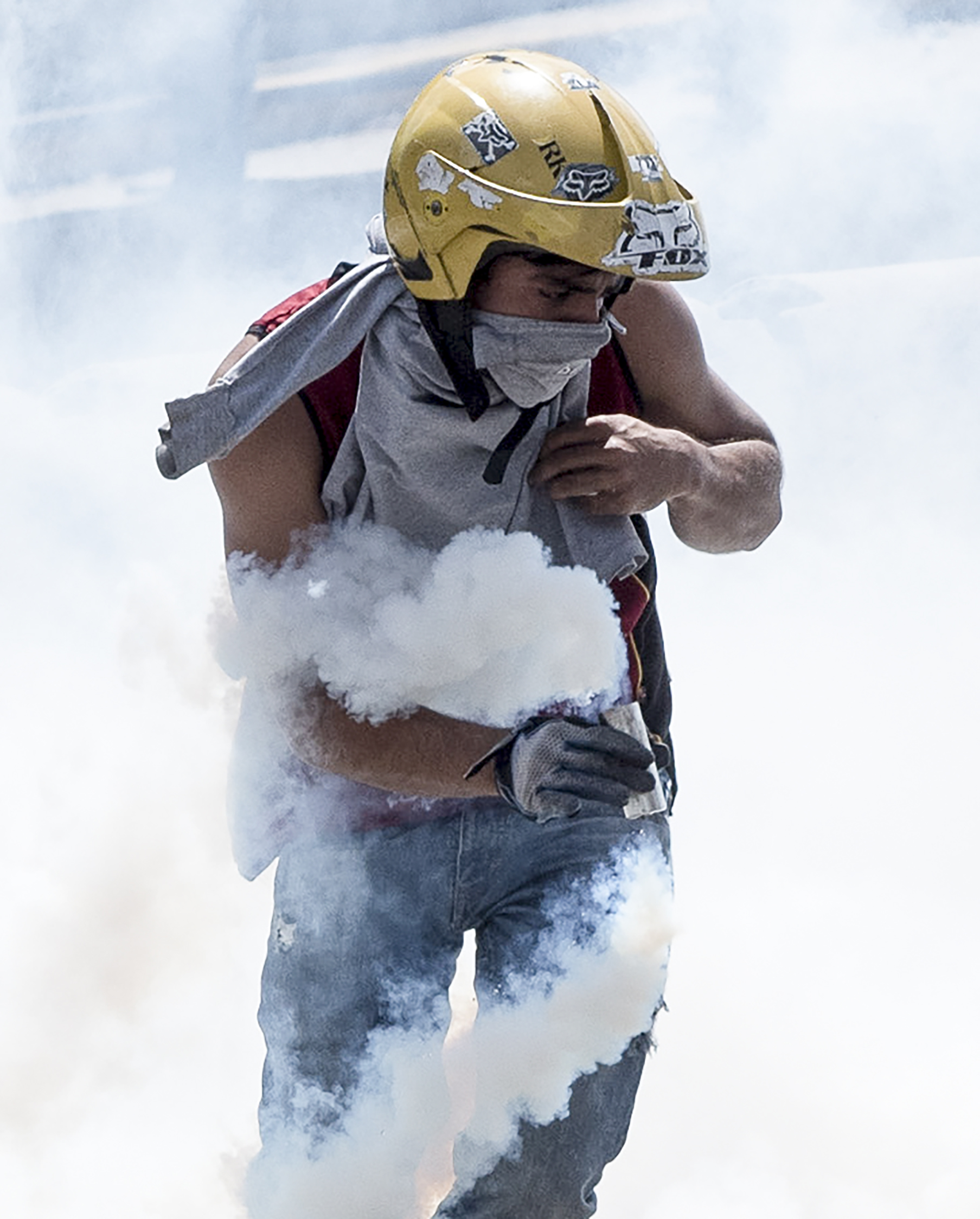 الغاز المسيل للدموع أثناء الاشتباكات مع الشرطة