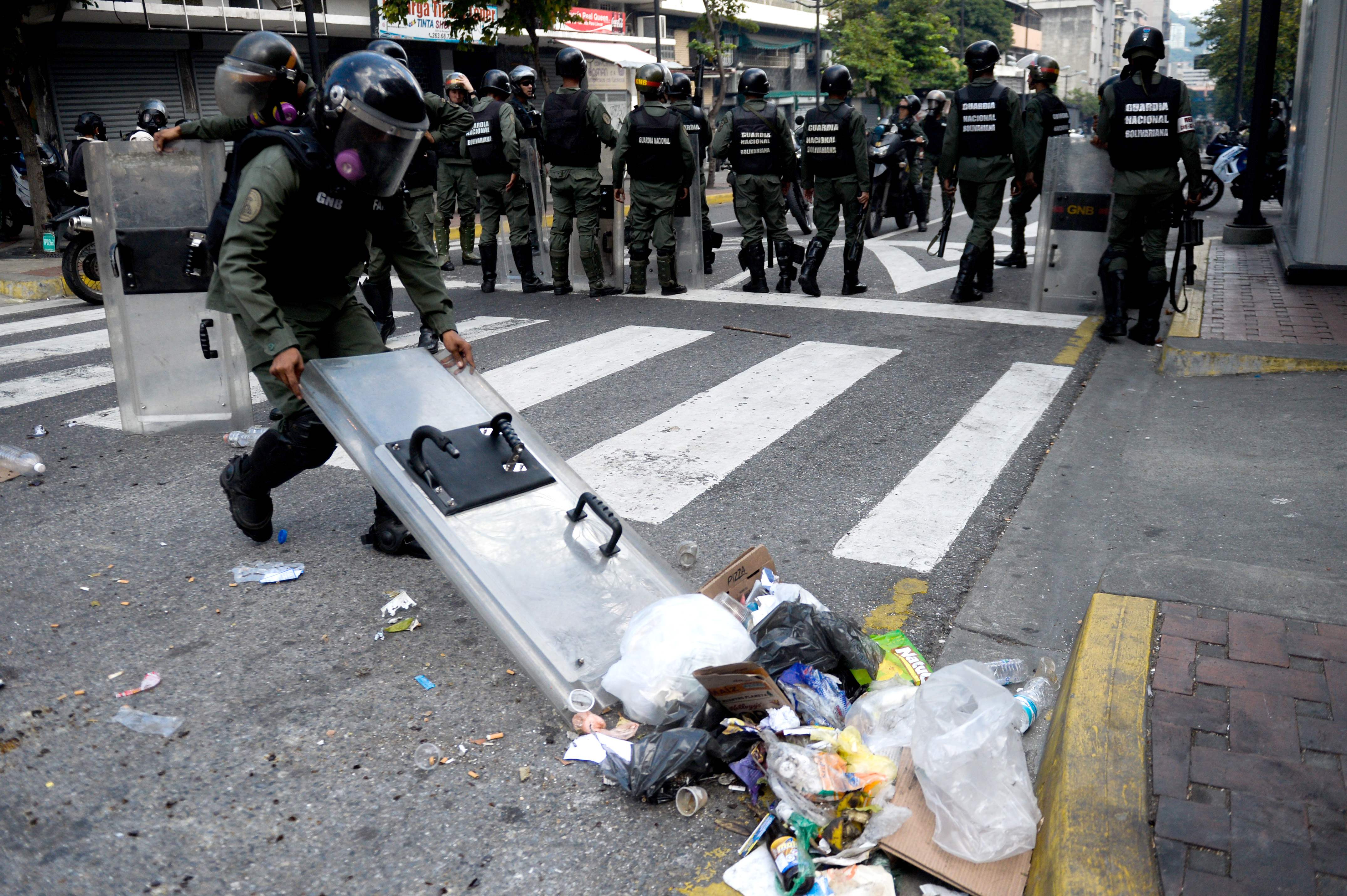 قوات الامن تطارد المتظاهرين فى شوارع فنزويلا