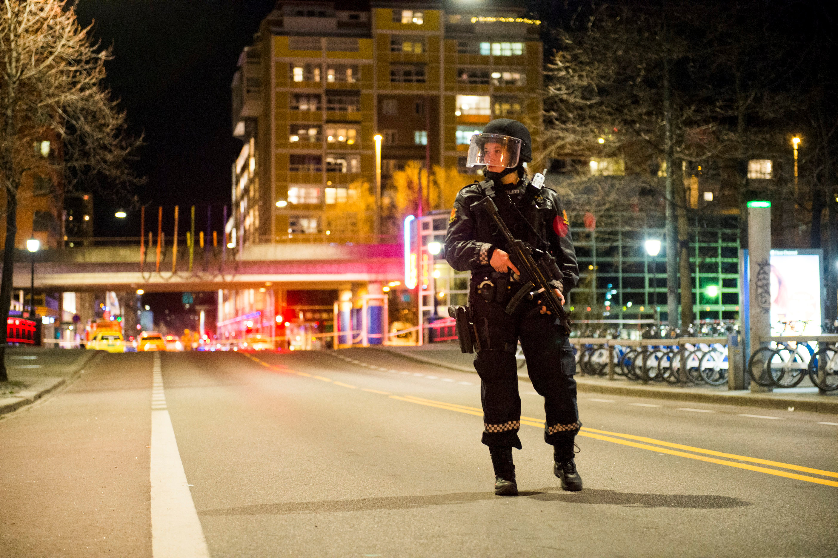 شرطية نرويجية تساعد فى تأمين المواطنين خلال تفكيك طرد مشبوه