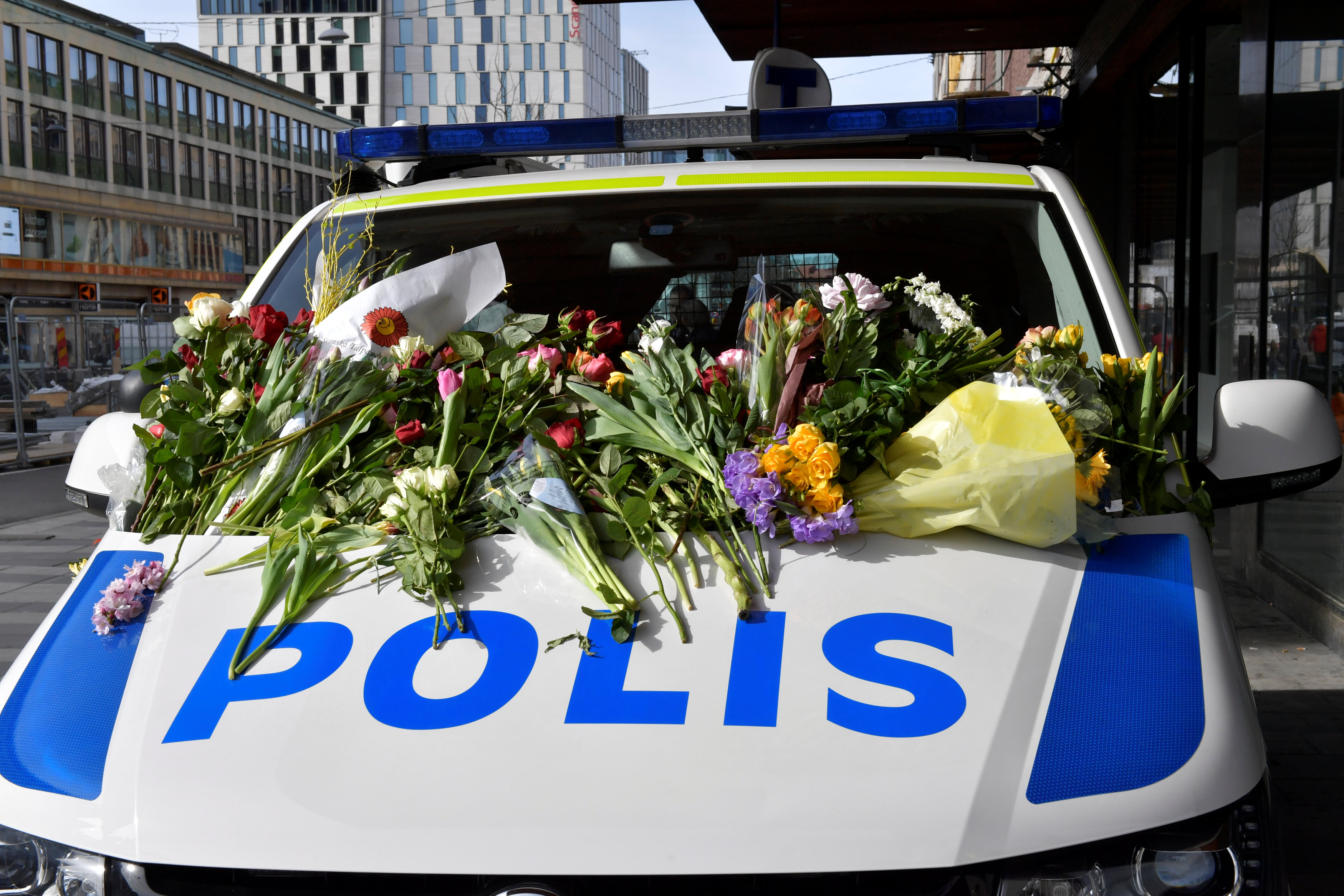 الشرطة السويدية تشارك المواطنين في عملية التأبين