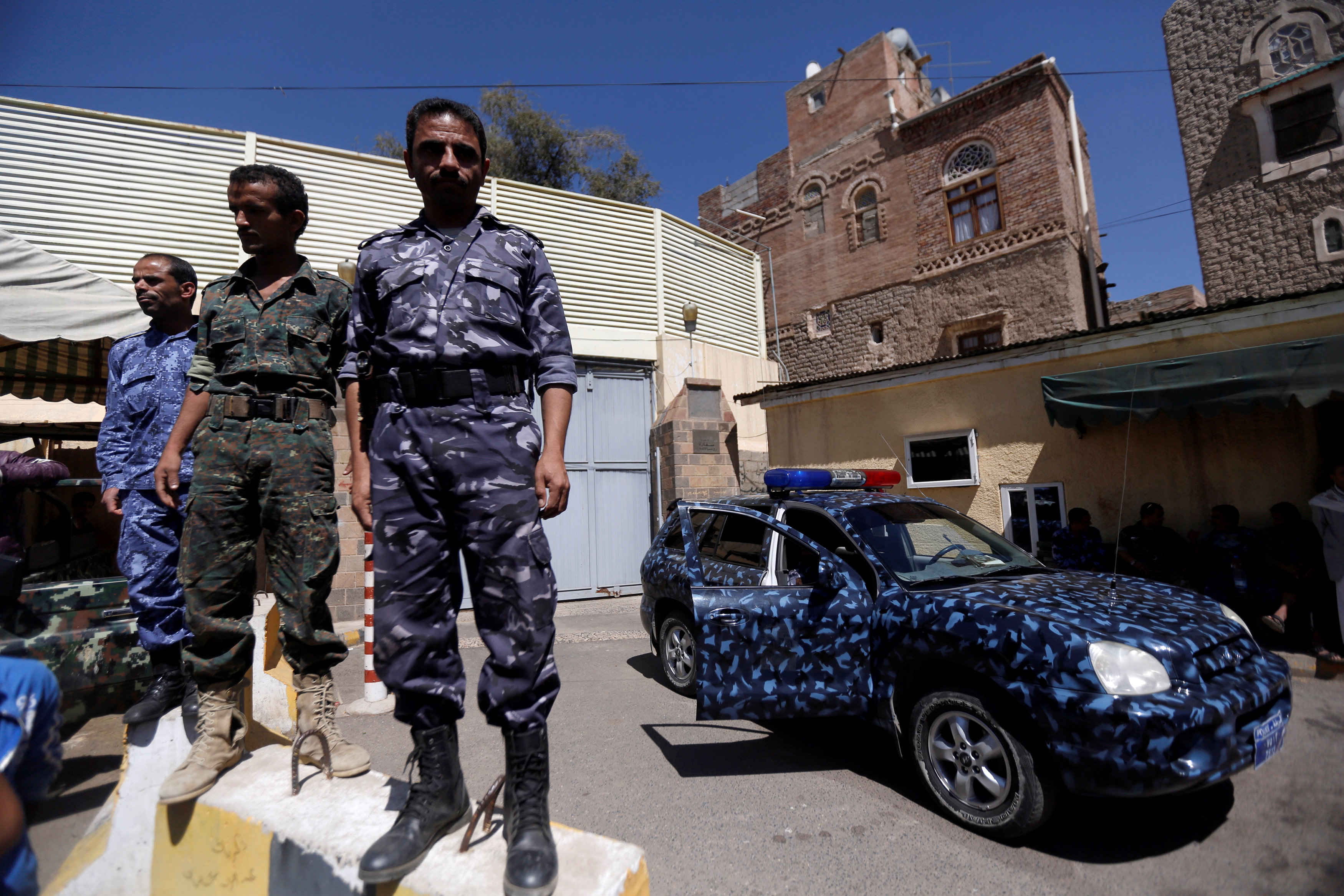 تأمين شرطى بمحيط السفارة الروسية فى اليمن