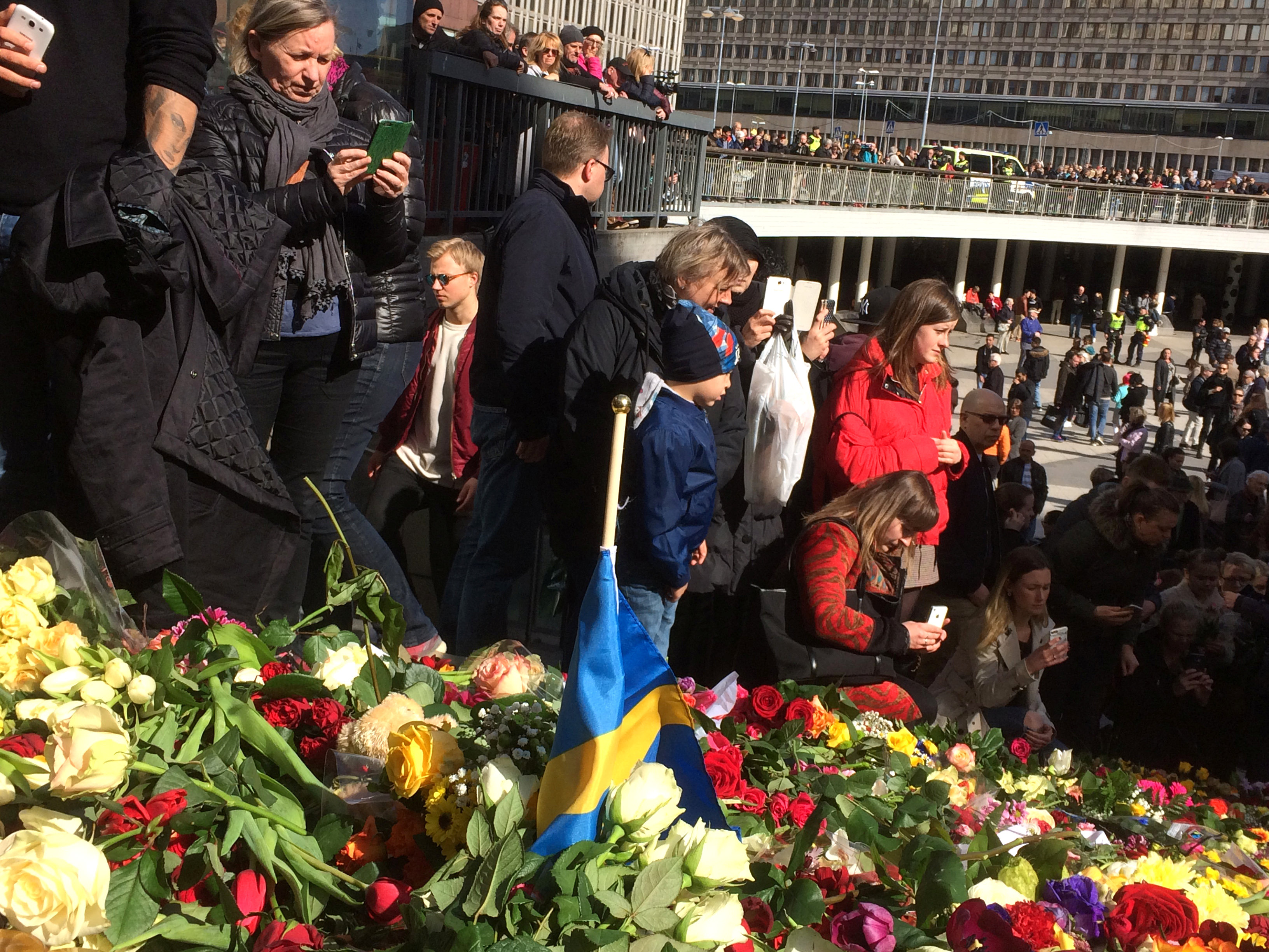 مشاركة الشعب السويدى في تأبين الضحايا