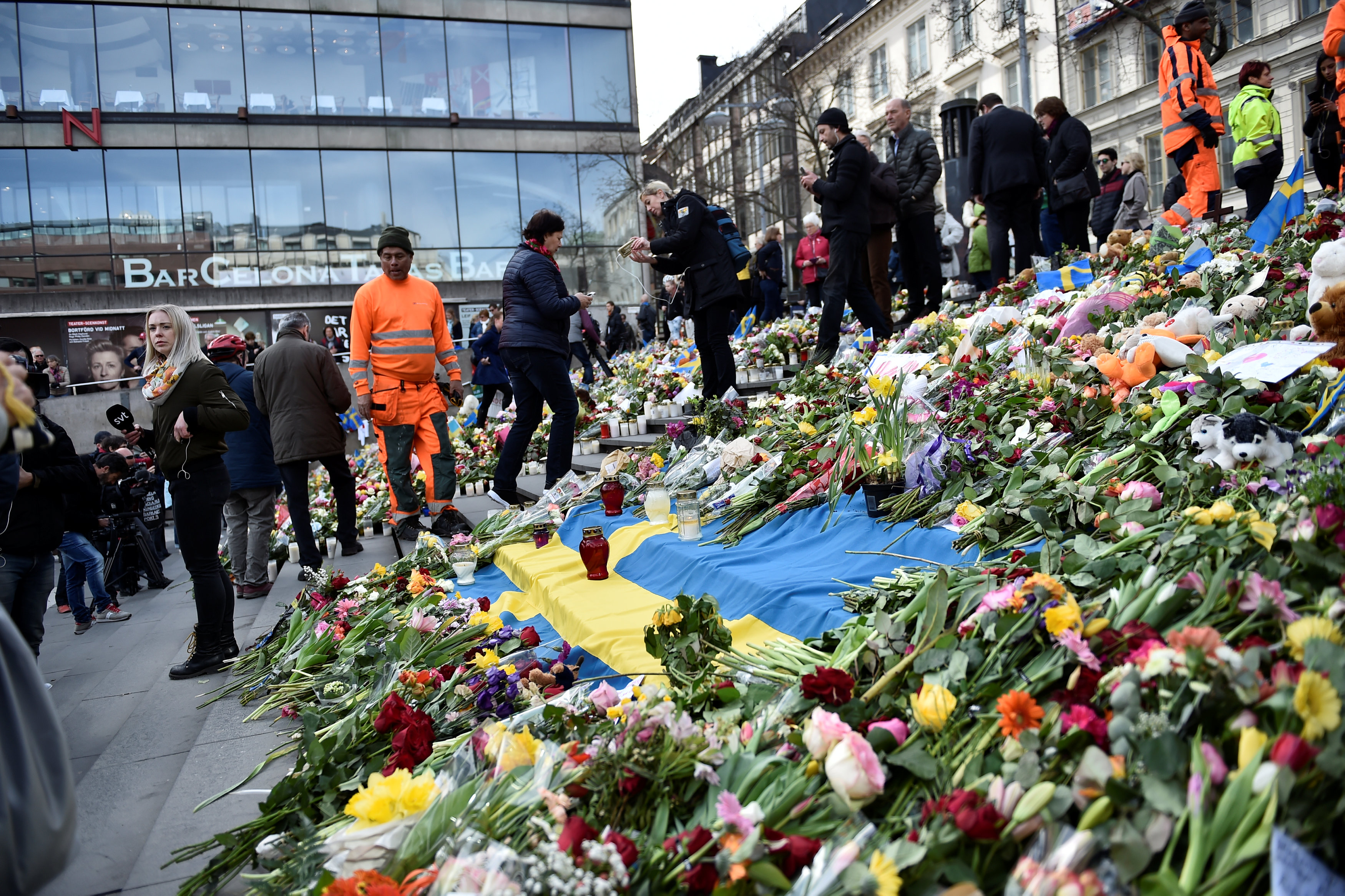 تأبين الشعب السويدى بالورود لضحايا حادث بطرسبورج