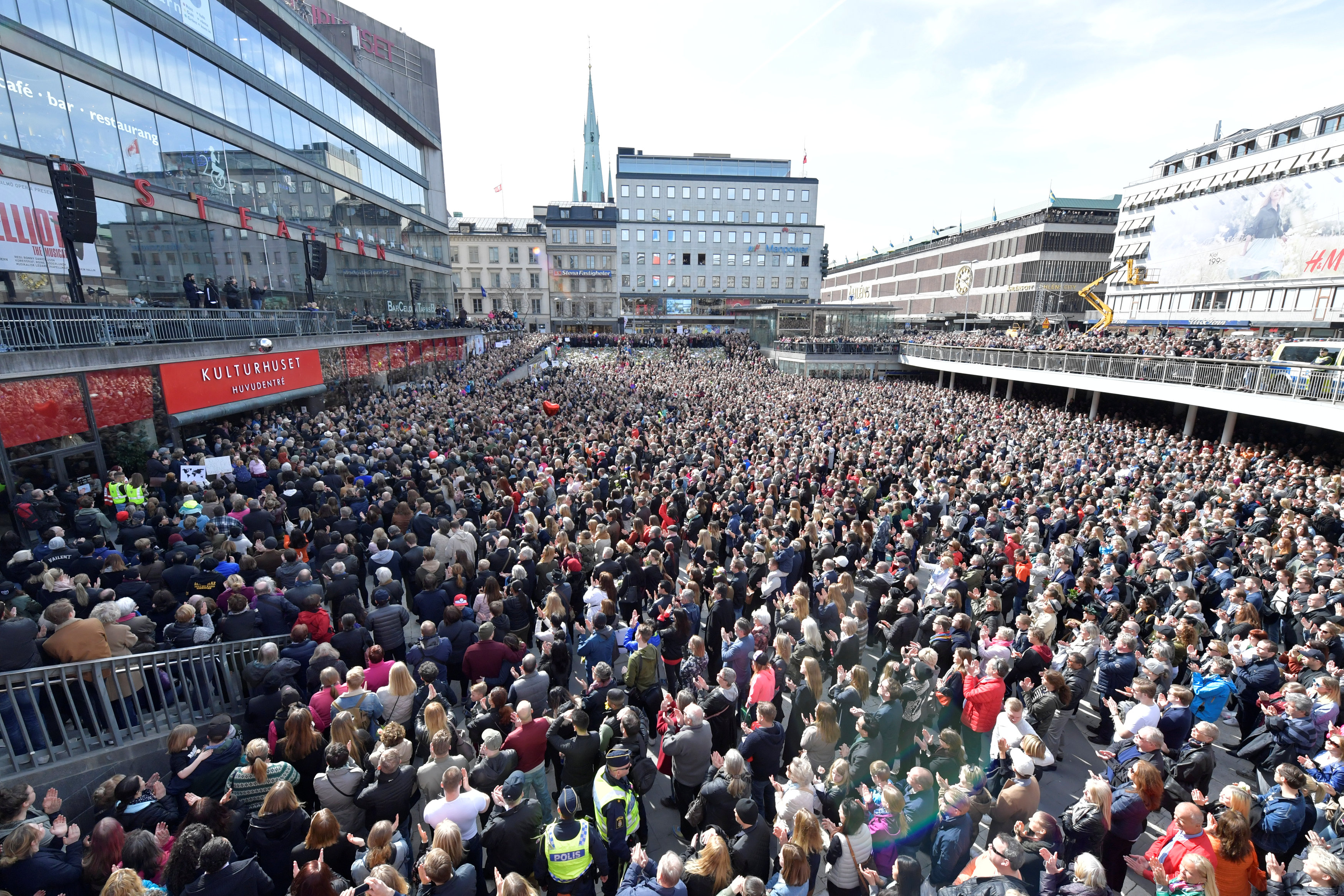 تظاهر الشعب السويدى للتنديد بالحادث الإرهابى