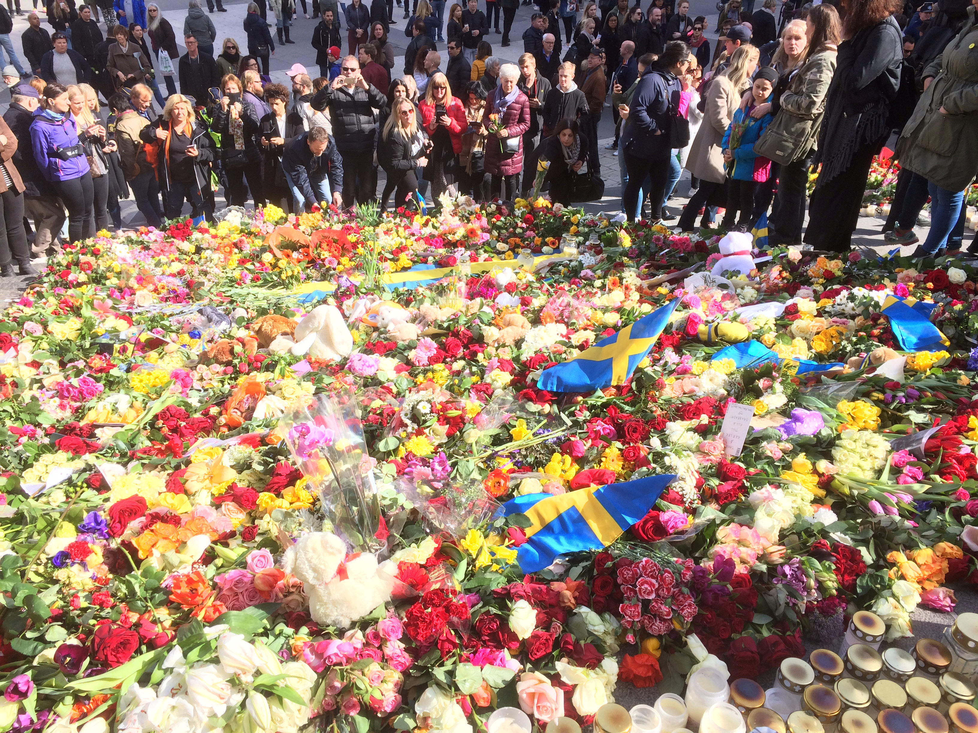 جانب من تأبين الشعب السويدى لضحايا حادث بطرسبورج