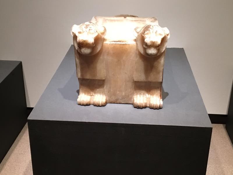 قطعة أثرية بمعرض عصر بناة الأهرامات