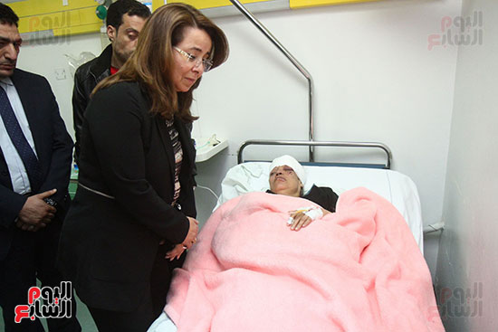وزيرا الصحة والتضامن الاجتماعى فى زيارة لمصابى تفجير الإسكندرية (48)