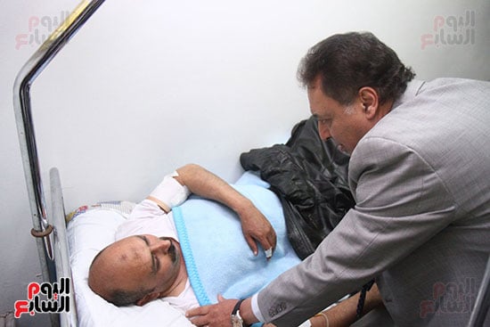وزير الصحة يطمئن على أحد المصابين بالمستشفى