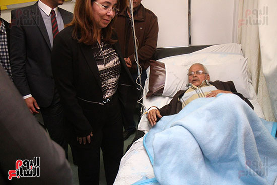 وزيرا الصحة والتضامن الاجتماعى فى زيارة لمصابى تفجير الإسكندرية (47)
