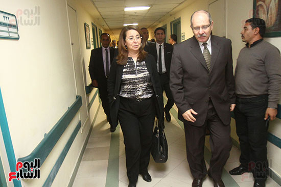 وزيرا الصحة والتضامن الاجتماعى فى زيارة لمصابى تفجير الإسكندرية (1)