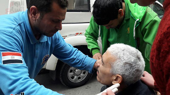 أحد المصابين بموقع تفجير الكنيسة البطرسية يتلقى العلاج 
