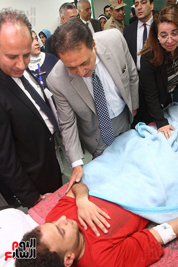الوفد الوزارى خلال زيارة مصابى الكنيسة المرقسية بالمستشفيات بالإسكندرية