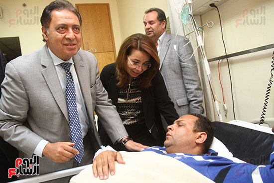 وزير الصحة وغادة والى خلال زيارة للمصابين