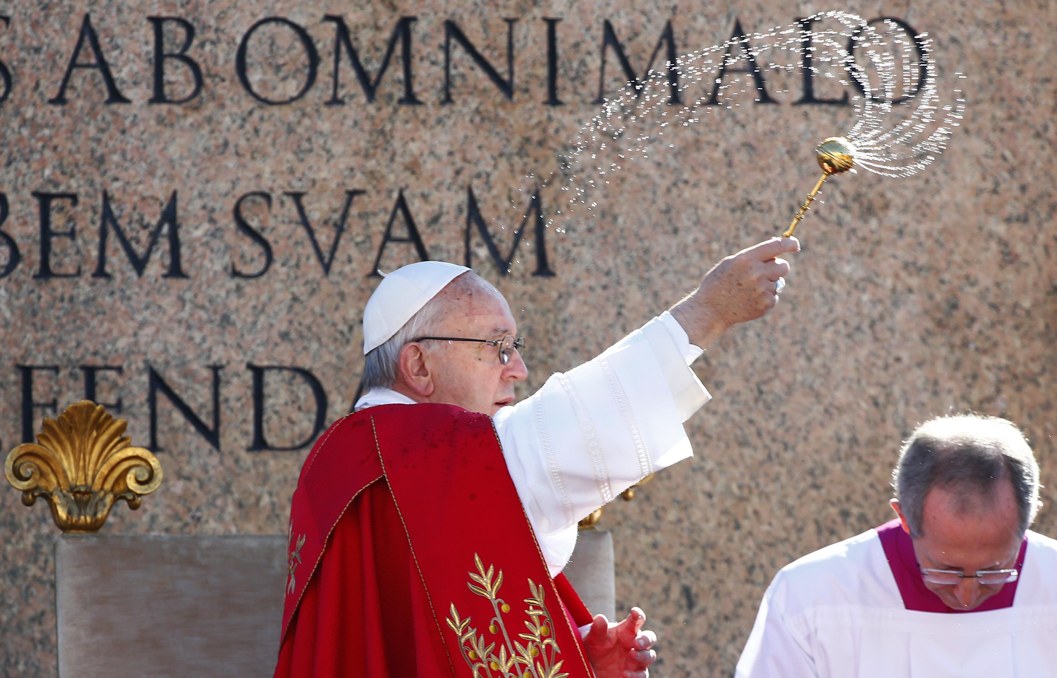 البابا فرنسيس مع بدء الاحتفال