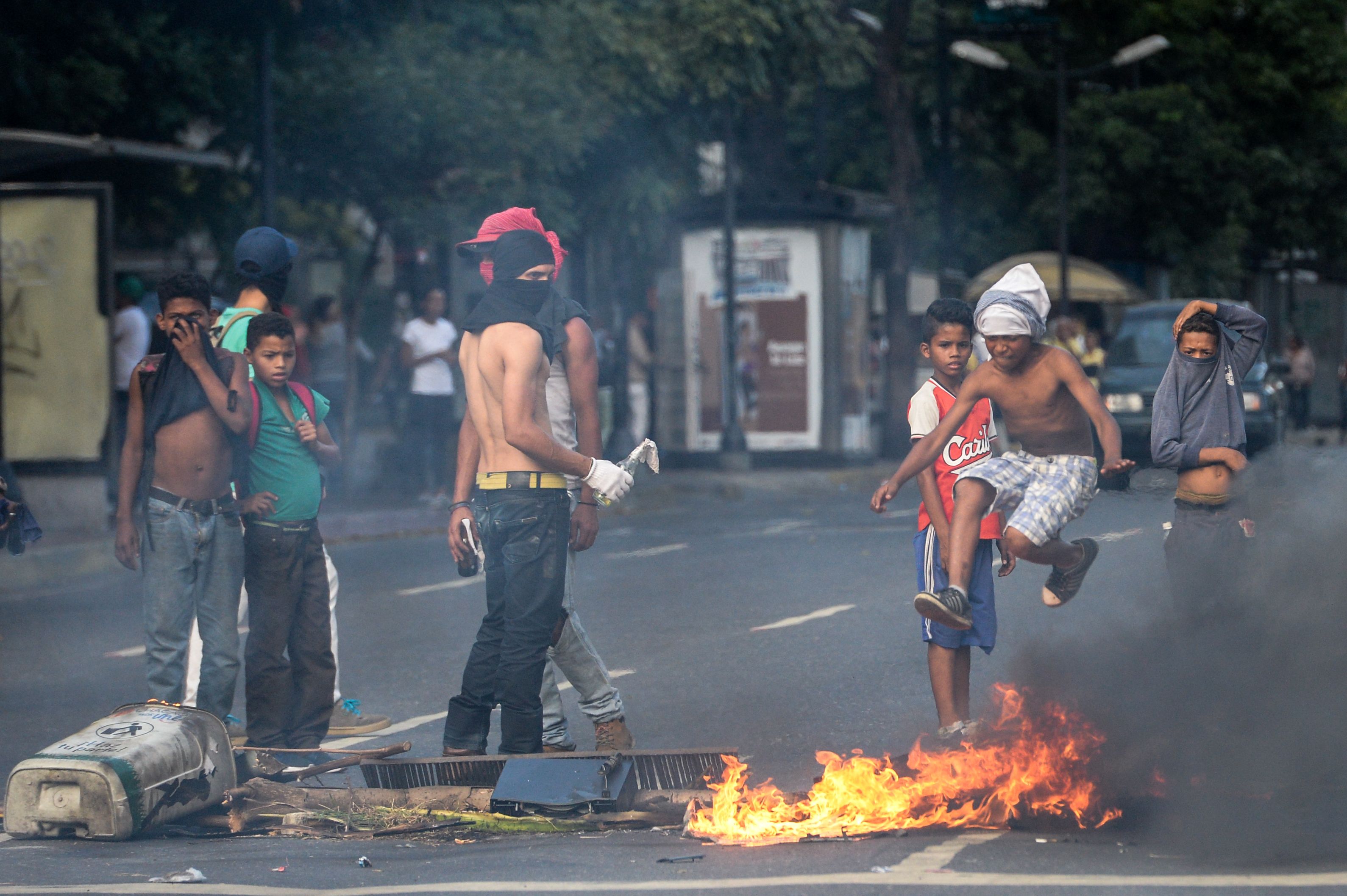 المحتجون يشعلون المولوتوف