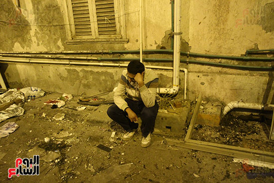 أحد المواطنين يجلس حزينا بمحيط التفجير