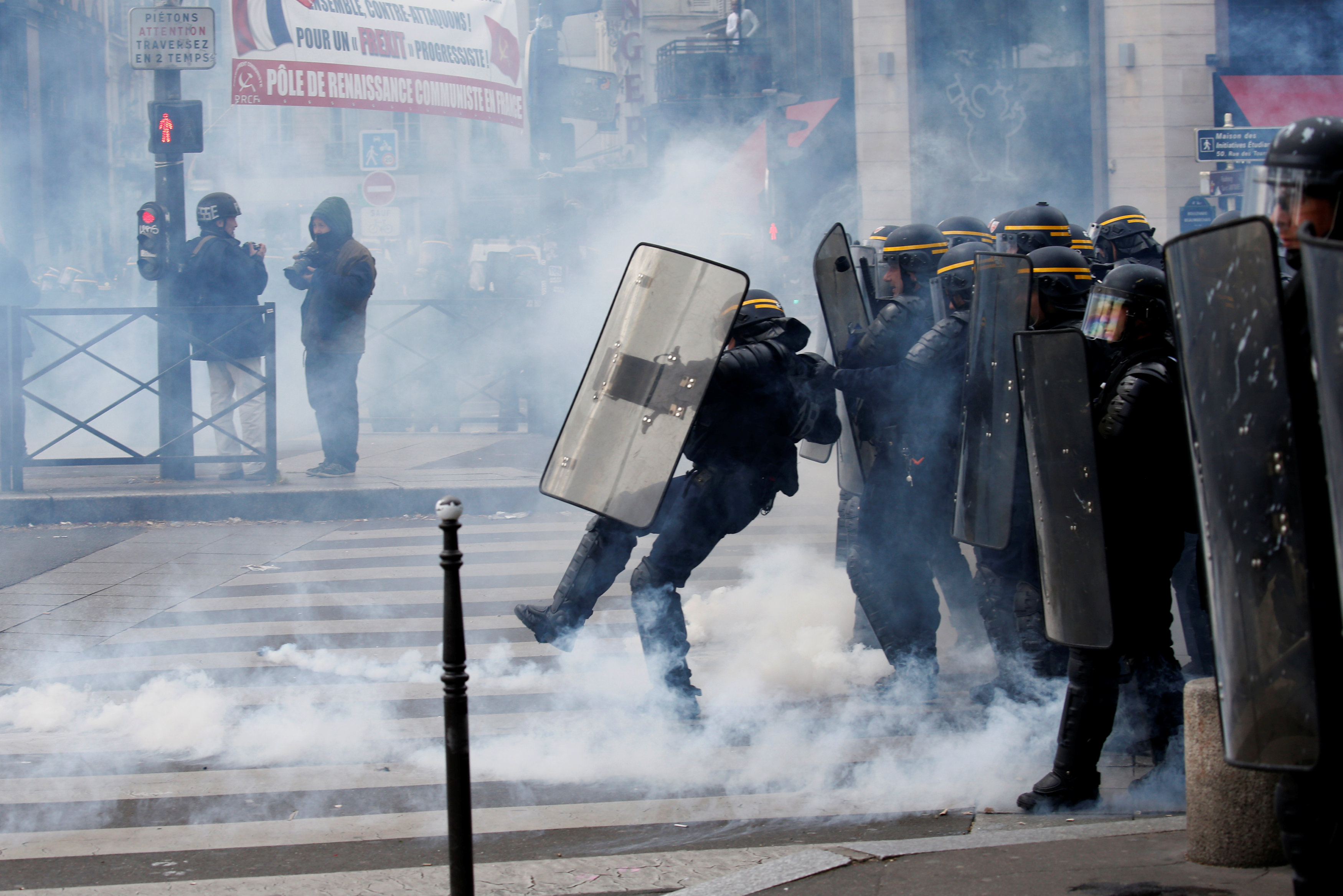 إطلاق الغاز المسيل للدموع على متظاهرى باريس