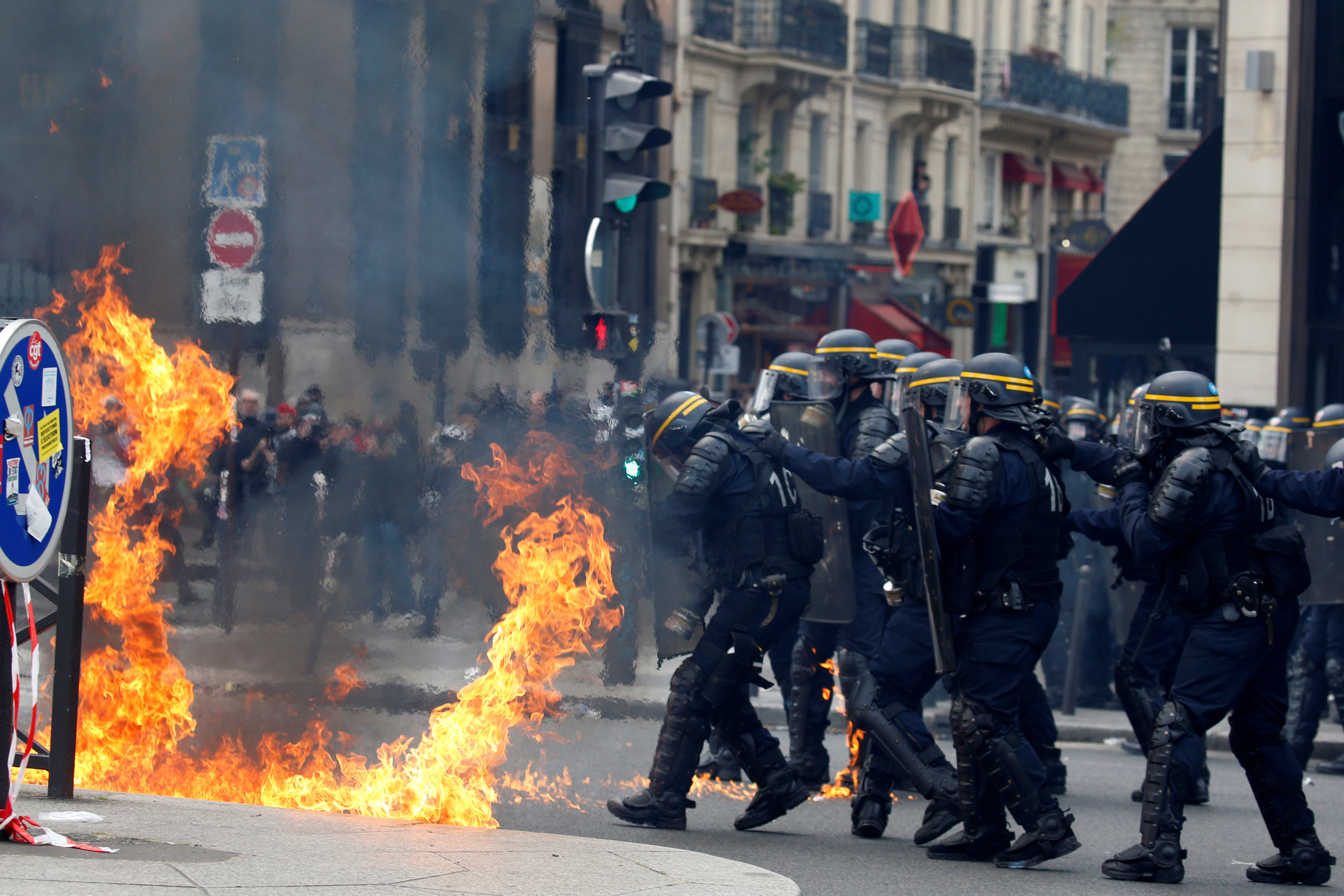 مواجهات بين الشرطة الفرنسية ومتظاهرين فى باريس