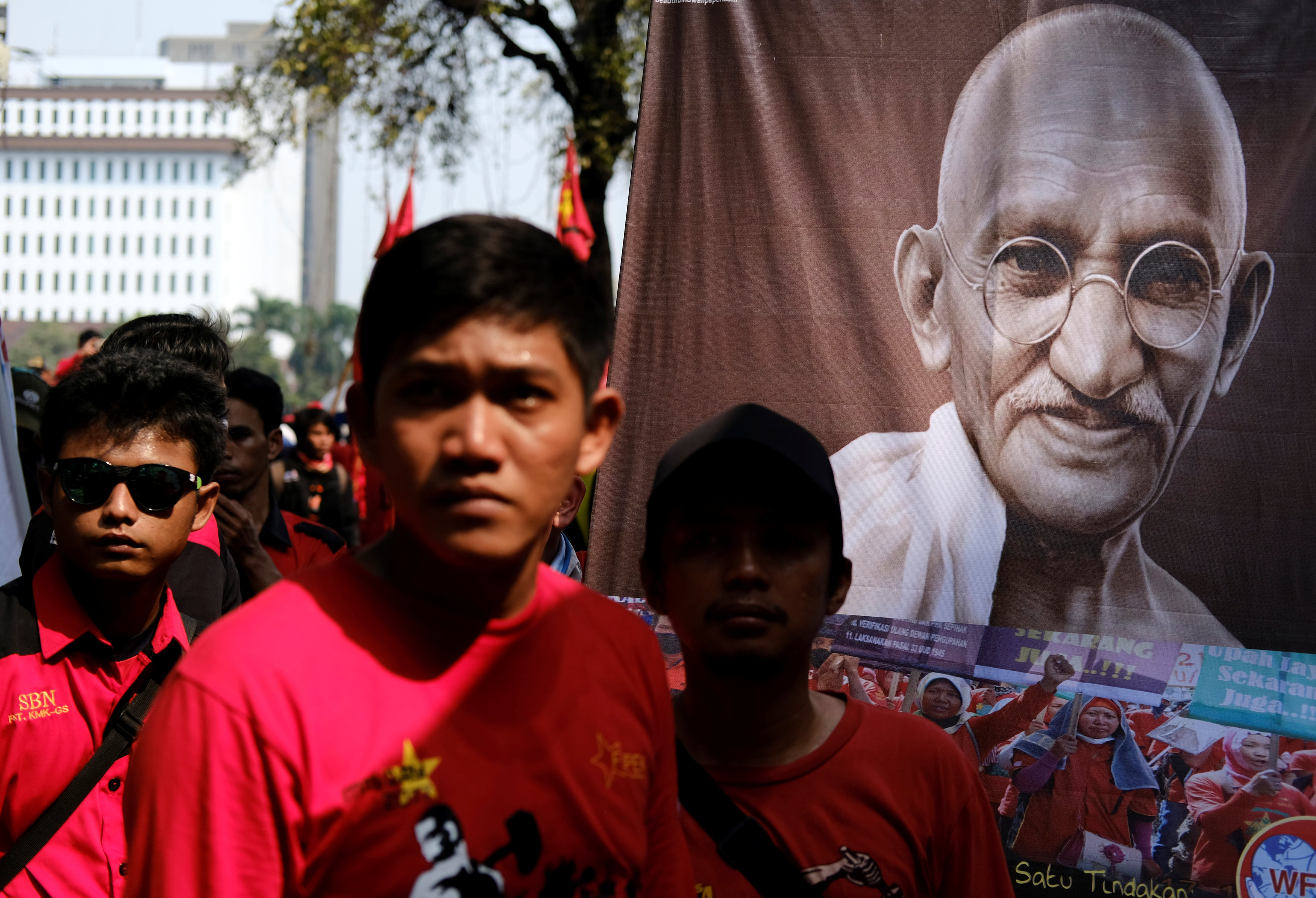 اندونيسيون قرب  صورة المهاتما غاندى خلال تجمع يوم عيد العمال
