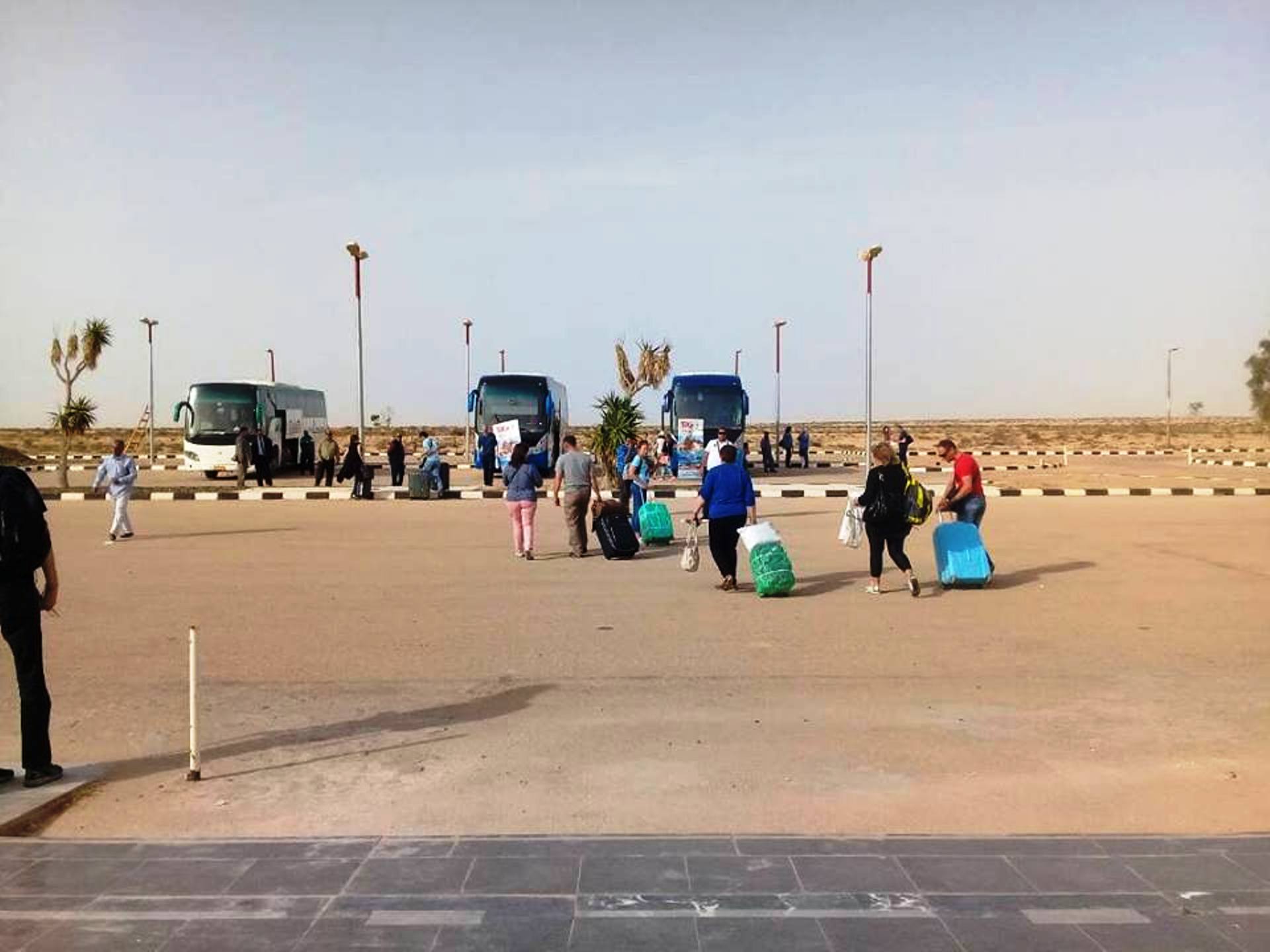  مغادرة السياح الاوكرانيين مطار العلمين في طريقهم للفندق