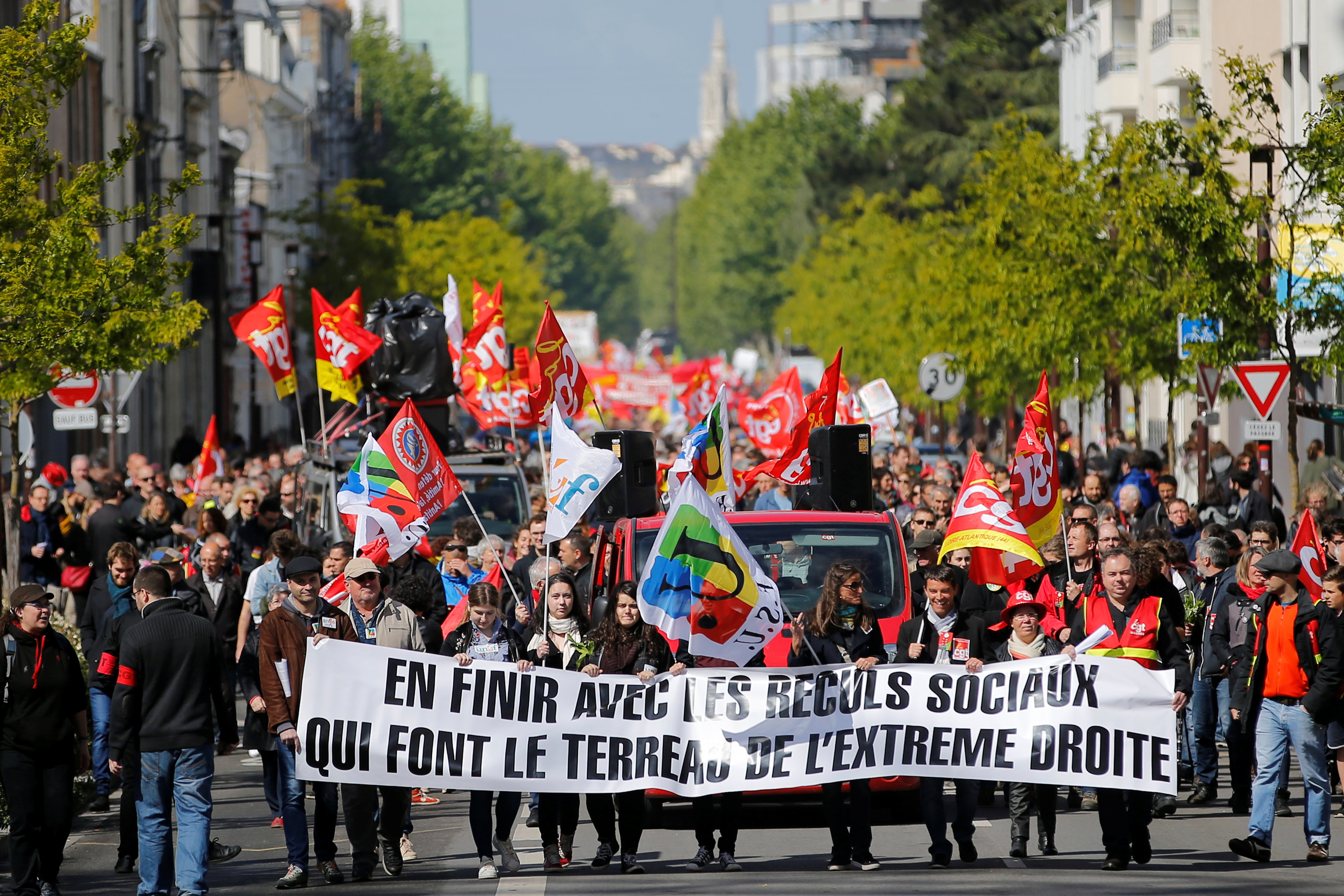 المئات يشاركون فى مسيرات بباريس