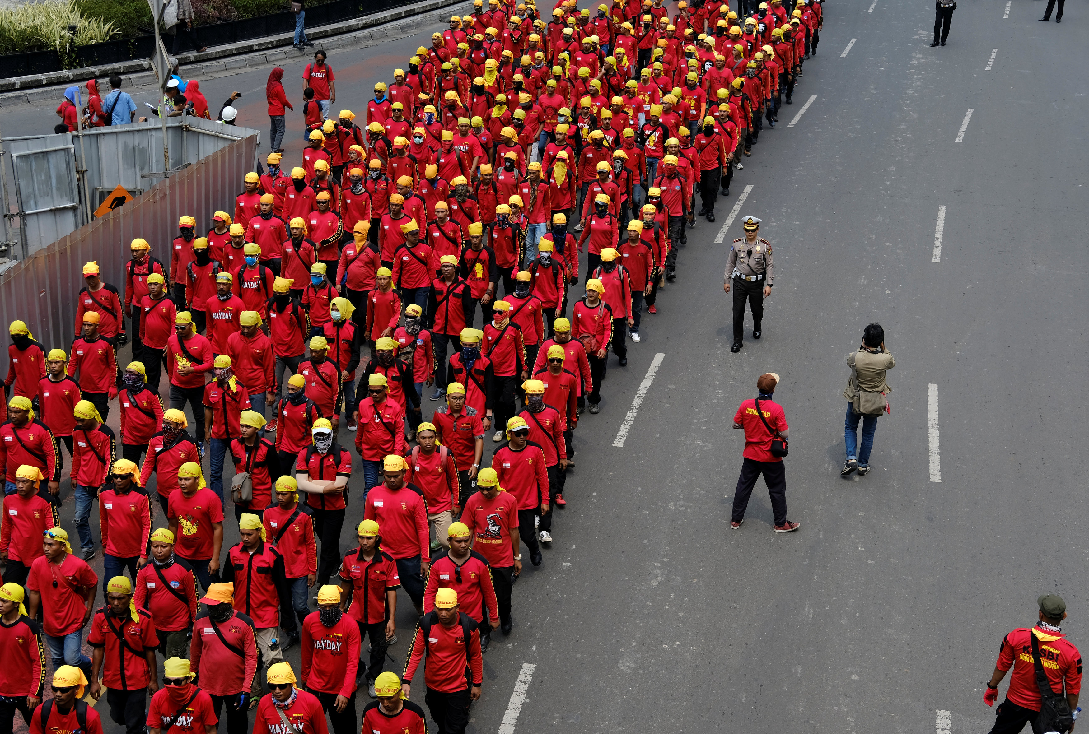 الشرطة الإندونيسية تقف قرب احتفالات عيد العمال