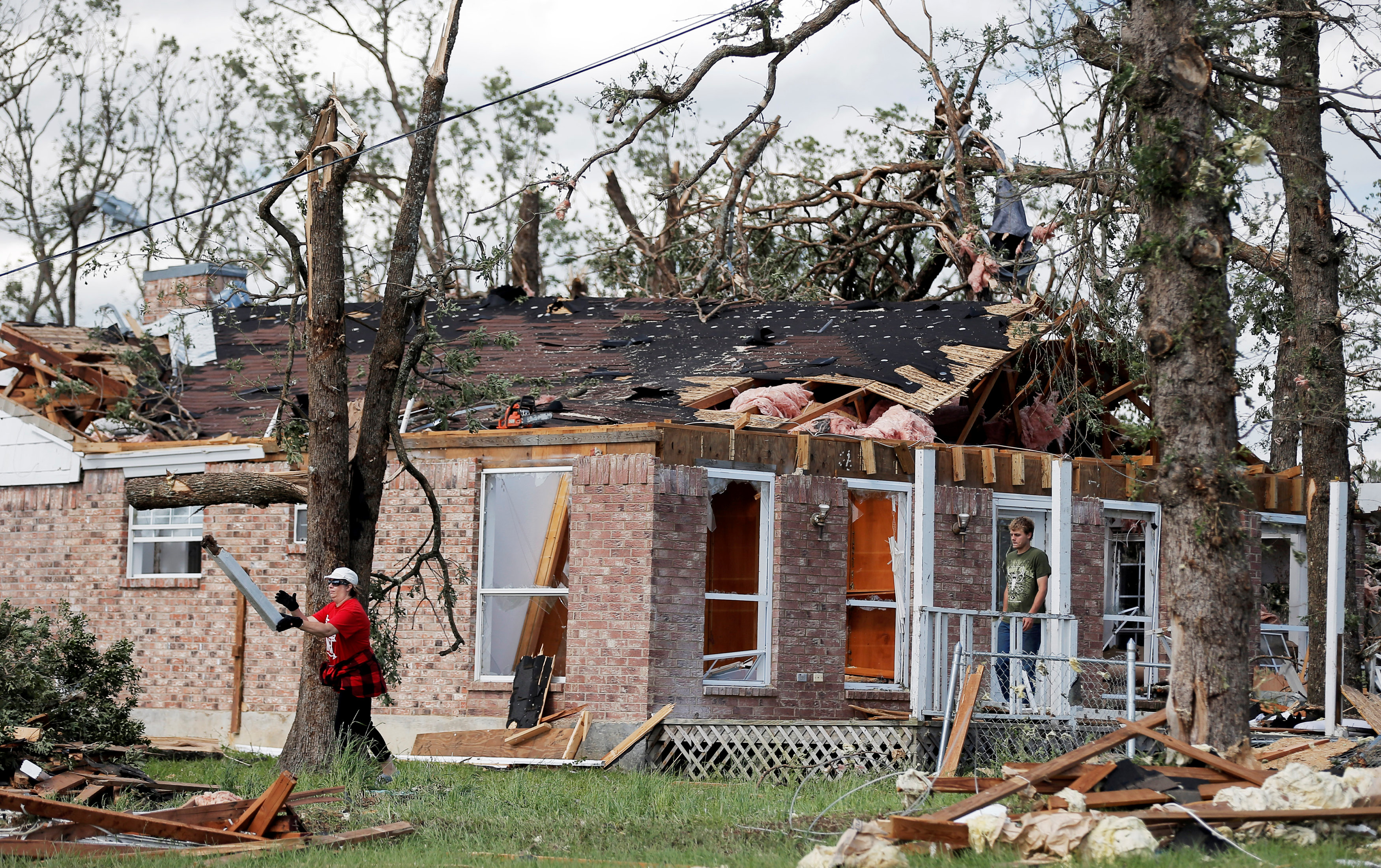 محاولات ترميم منزل تأثر بإعصار تكساس